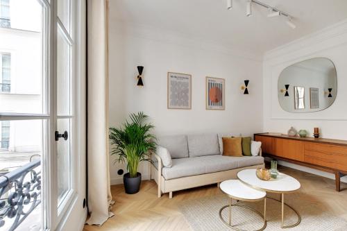 un salon avec un canapé et une table dans l'établissement Wonderful Apartment - Bastille, à Paris