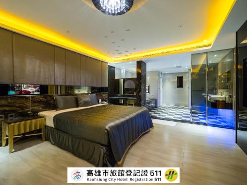 a bedroom with a large bed and a bathroom at 薇風情汽車旅館 - 鳳山館 in Kaohsiung