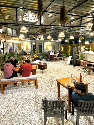 Un restaurante o sitio para comer en TLO - The Life Outdoor, Bir Billing