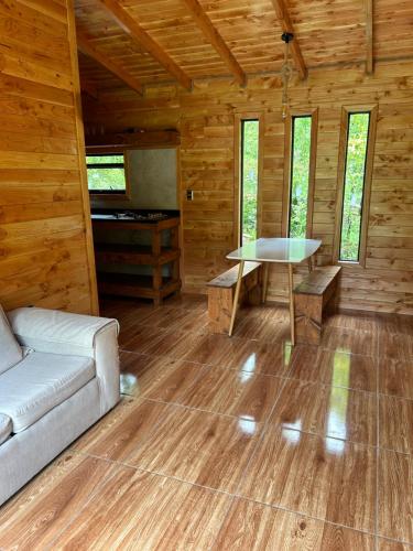 a living room with a couch and a table at Cabaña Oregon Pucura in Panguipulli