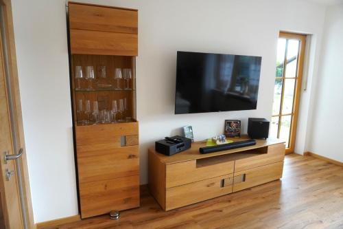 TV a/nebo společenská místnost v ubytování Ferienwohnung Lorenz