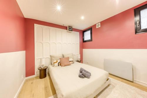 - une chambre avec des murs rouges et blancs et un lit dans l'établissement Souplex home movies - Near paris - Metro 7, à Villejuif
