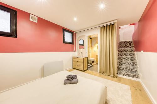 une chambre avec un lit blanc et un mur rouge dans l'établissement Souplex home movies - Near paris - Metro 7, à Villejuif