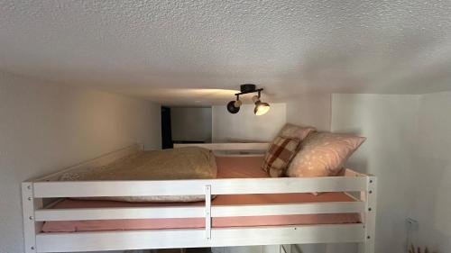 Posto letto in una piccola camera con soffitto di Marbeuf - Lao Immo a Grenoble