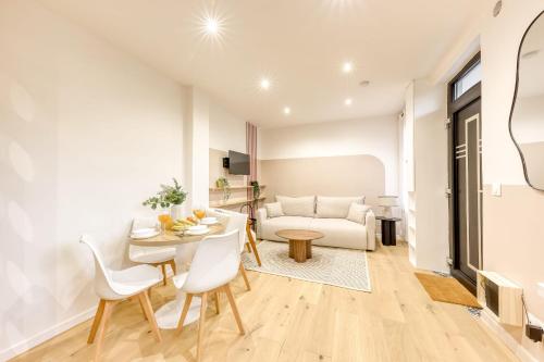 un salon avec une table et un canapé dans l'établissement Souplex home movies - Near paris - Metro 7, à Villejuif