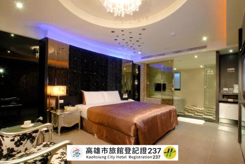 a bedroom with a bed and a chandelier at 薇風情汽車旅館 - 自由館 in Kaohsiung