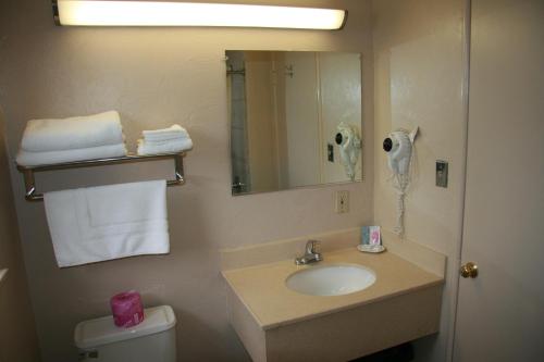 Ванна кімната в Civic Center Lodge / Lake Merritt BART