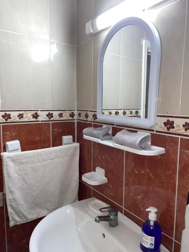 a bathroom with a sink and a mirror at Appartement au centre ville pres de la plage in El Jadida