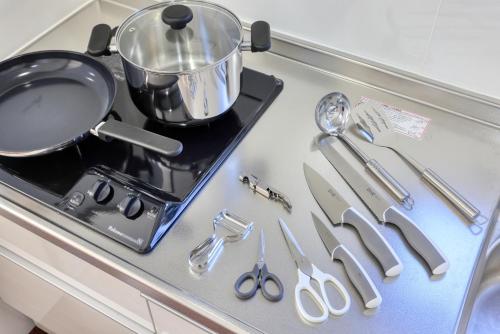 a counter with scissors and a pot on a stove at ロッソ富士 in Fujiyoshida