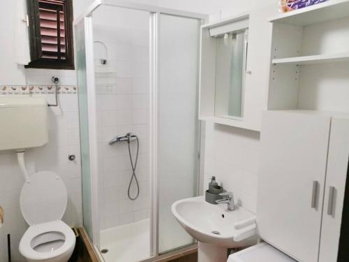 Koupelna v ubytování Apartments Bugi
