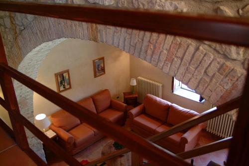 an overhead view of a living room with couches at Agriturismo Monaco Di Mezzo in Resuttano