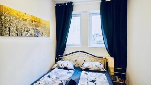 Budget-Friendly 2-Bedroom Apartment with Living Room for 5