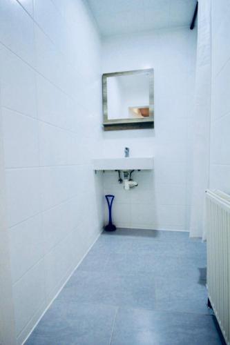 Budget-Friendly 2-Bedroom Apartment with Living Room for 5