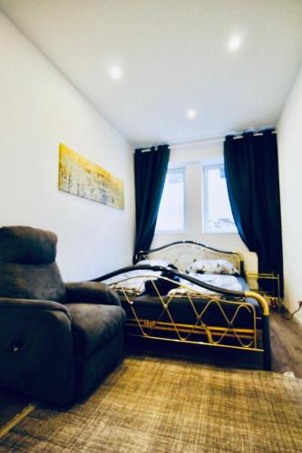 Budget-Friendly 2-Bedroom Apartment with Living Room for 5