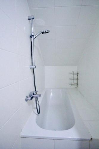 Budget-Friendly 2-Bedroom Apartment with Living Room for 5