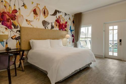 Ένα ή περισσότερα κρεβάτια σε δωμάτιο στο Protea Hotel by Marriott Franschhoek