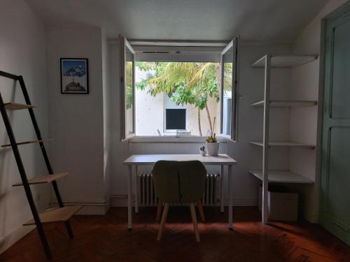a room with a desk and a window with a computer at Maison avec terrasse Bordeaux Chartrons in Bordeaux