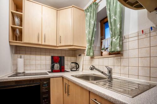Dapur atau dapur kecil di Fewo in Urspring am Lechstausee