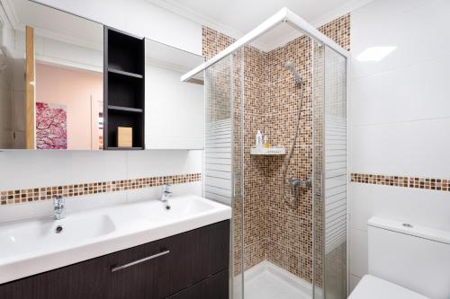 Ένα μπάνιο στο Fairways Apartments Heated Pool