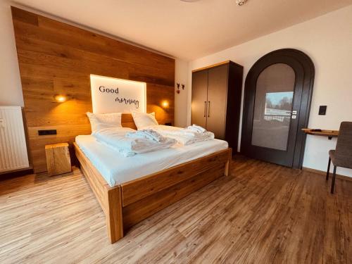 ブラウンラーゲにあるBaude IV - Löwenbaude Braunlageのサインが書かれたベッドのある寝室