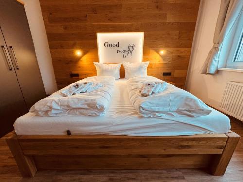 ブラウンラーゲにあるBaude IV - Löwenbaude Braunlageのベッド(枕2つ付)とおやすみの看板