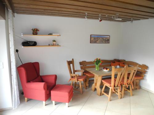 a dining room with a wooden table and chairs at Fehmarn Ostseeferien Ferienhaus Keinemann 113 1 in Püttsee