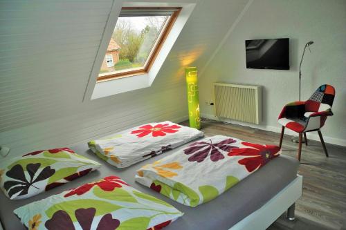 two twin beds in a room with a window at Fehmarn Ostseeferien Ferienhaus Keinemann 113 1 in Püttsee