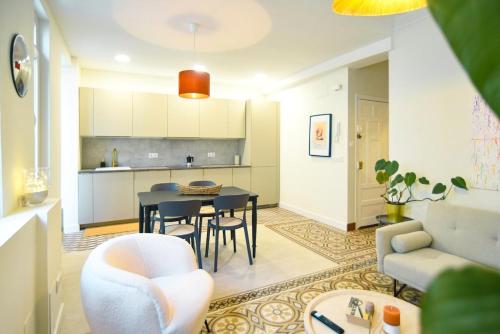 una cucina e un soggiorno con tavolo e sedie di Apartamento Matilde a Ferrol