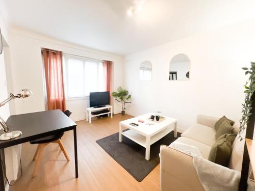 a living room with a couch and a table at Hyper center - 10'St Nazaire in Trignac