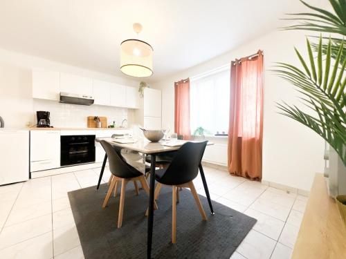 a kitchen and dining room with a table and chairs at Hyper center - 10'St Nazaire in Trignac
