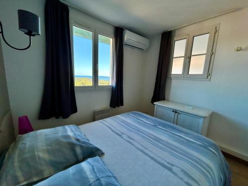 ein Schlafzimmer mit einem Bett mit Blick auf das Meer in der Unterkunft Les Restanques 4027 vue mer grande terrasse in Grimaud