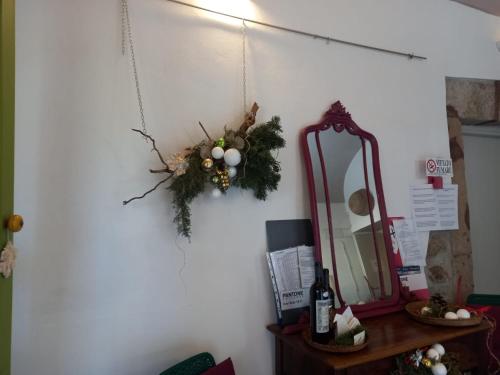 a mirror on a wall with a christmas wreath at Aghinas in Bosa