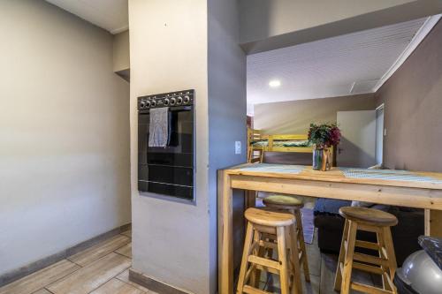 Η κουζίνα ή μικρή κουζίνα στο Bosveld In Die Stad 2 Guesthouse