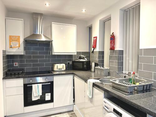 Dapur atau dapur kecil di Winter Gardens Service Apartments 2 by Blackpool Service Apartments