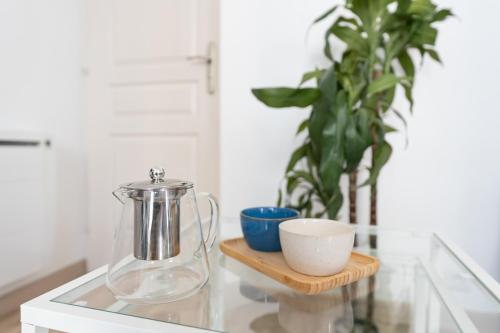 un comptoir de cuisine avec une cafetière et une tasse dans l'établissement Moma - Au cœur du quartier Vaise, à Lyon