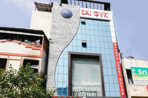 Un edificio con una pelota en el costado. en Hotel O Qualia Grand, en Hyderabad