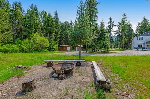 Κήπος έξω από το 6 Acre Wilderness Retreat