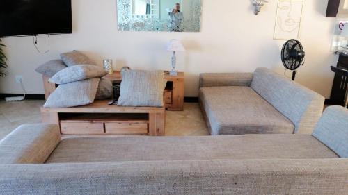 Una sala de estar con dos sofás y una mesa. en 19 Marina Point 4 Bedrooms sleeps 8, en Velddrif