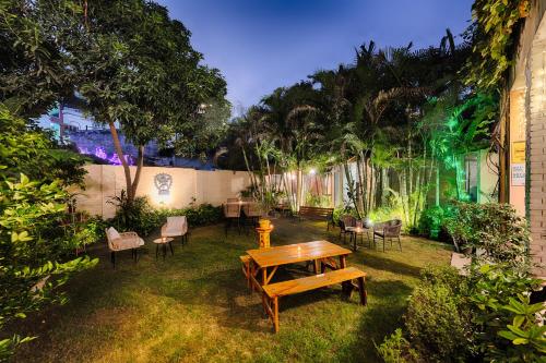 Un jardín fuera de International Travellers' Hostel by ITH Stays