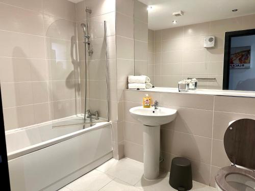 Bilik mandi di Winter Gardens Service Apartments 2 by Blackpool Service Apartments
