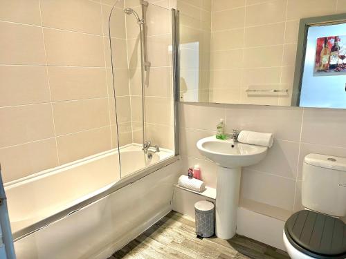 Bilik mandi di Winter Gardens Service Apartments 2 by Blackpool Service Apartments