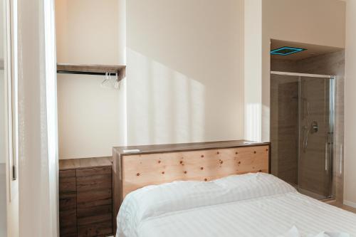 a bedroom with a bed and a glass shower at Wine & Wellness in Villalta