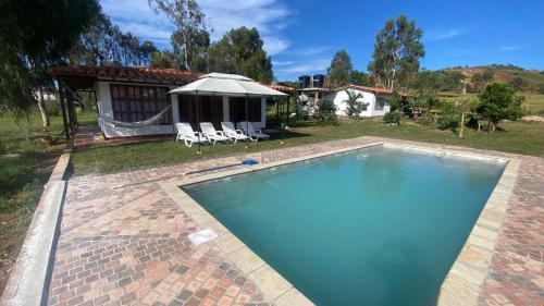 una piscina davanti a una casa di Cabañas bella vista a Barichara