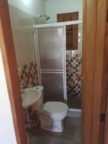 un bagno con WC e lavandino di Cabañas bella vista a Barichara