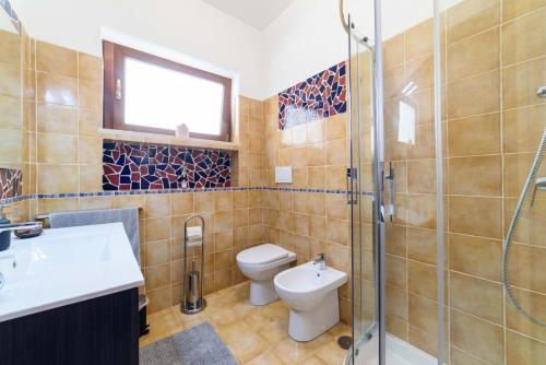 Bilik mandi di AMORE RENTALS - Appartamento Louise