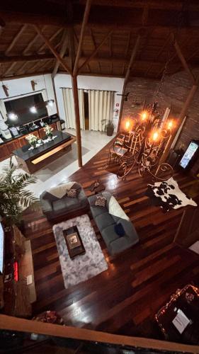 an overhead view of a living room with couches at Recanto da Natureza in Brotas