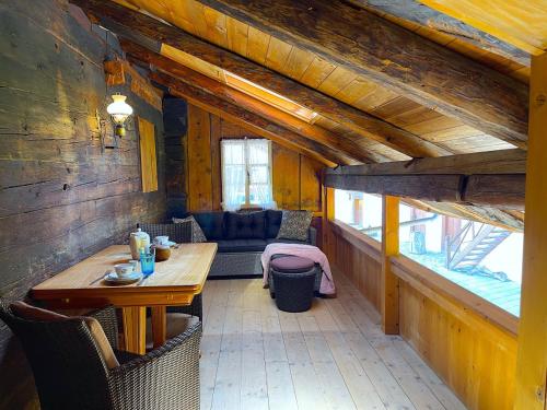 a small room with a wooden table and chairs at SwissHut Stunning Views Alps Lake - Chalet Erli in Därligen