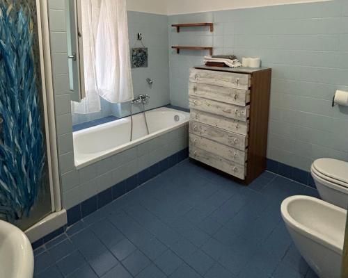 Un baño con bañera, inodoro y lavabo. en Movidart house, en Gaeta
