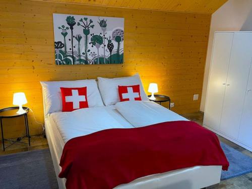 Postel nebo postele na pokoji v ubytování SwissHut Modern Chalet with Spa - Chalet Beunden