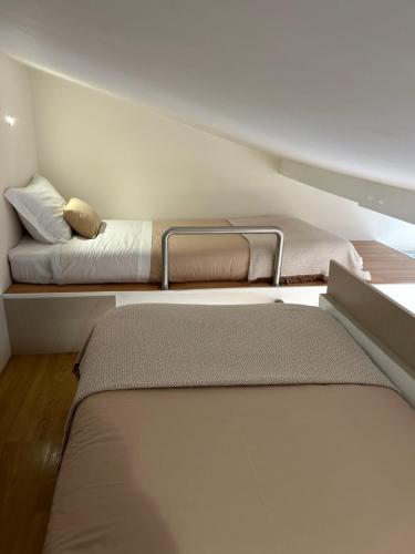 a bedroom with two beds in a room at Casa Fragosa - Alojamento local in Póvoa de Varzim